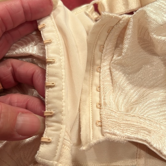 Playtex 36D 18 Hour Front Closure Bra - 6 Hook, Extra Back Support & Side Seams - Picture 8 of 8